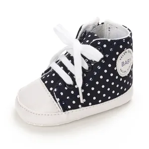 Detailansicht von Baby-Leinenschuhen mit Punkten, weicher Sohle und weißen Schnürsenkeln