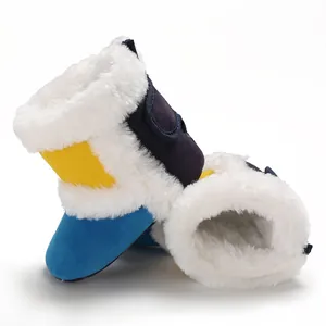 Gedetailleerd overzicht van baby winter sneeuwlaarzen met dikke witte imitatiebont