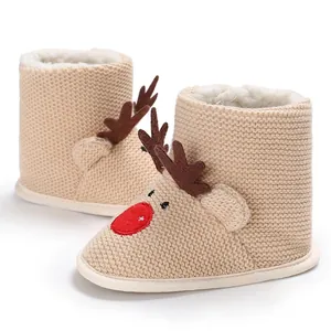Détail macro de jolies bottes de neige tricotées renne de Noël pour bébé avec doublure