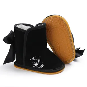 Detail von Baby-Winter-Schneeschuhen mit Schneeflockenstickerei und Sohle