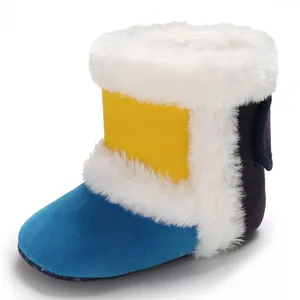 Gedetailleerd zijaanzicht van kleurrijke baby-wintersneeuwlaarzen met fleecevoering