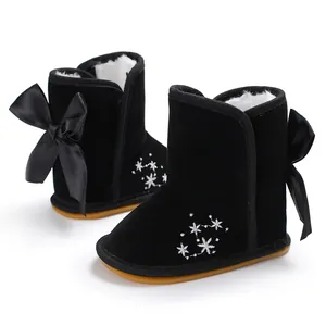 Detailansicht der schwarzen Winterstiefel für Baby Mädchen mit Schleife und Schneeflocke