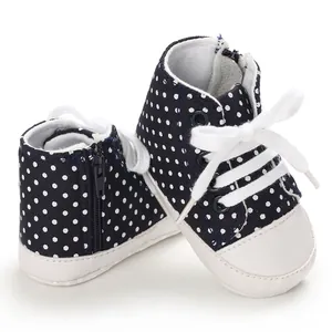 Dunkelblaue Polka-Dot Baby-High-Top-Canvas-Sneaker mit weichen weißen Sohlen und Reißverschluss