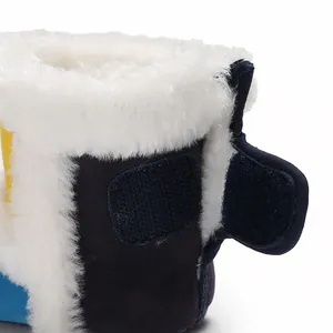 Detail van baby winterlaarzen met zachte imitatiebontvoering en klittenband