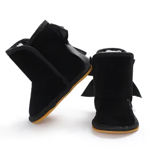 Detaillierte Makroansicht schwarzer Baby-Winterstiefel für Mädchen mit warmem Futter