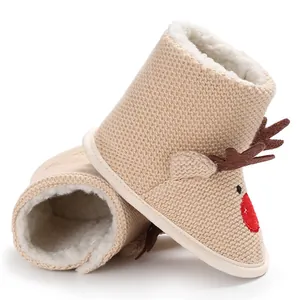 Gros plan de bottes de neige en tricot pour bébé avec doublure en polaire douce pour l'hiver