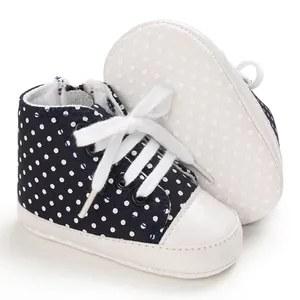 Detail von gepunkteten Baby-Schuhen mit weicher rutschfester Sohle für Kleinkinder.