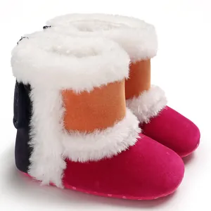 Detail van warme baby sneeuwlaarzen met zachte zool en witte voering van imitatiebont