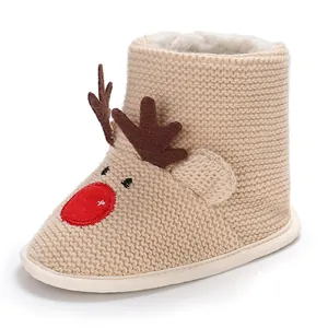 Gros plan sur un chausson de neige pour bébé renne de Noël tricoté avec doublure