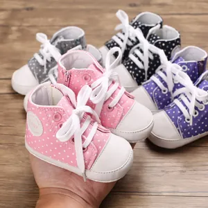Nahaufnahme von weichen gepunkteten Segeltuch-Babyschuhen in mehreren Farben für Babys