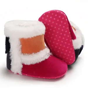 Detailweergave van baby-wintersneeuwlaarzen met zachte antislipzool en warme fleecevoering