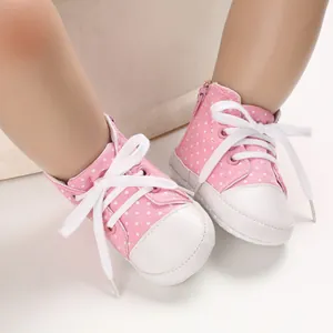 Bequeme rosa gepunktete Baby-Canvas-Sneaker mit weichen Sohlen und weißen Schnürsenkeln