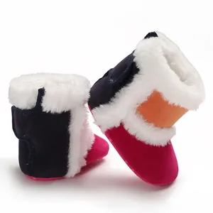 Detail van kleurrijke baby-winterlaarzen met zachte zool en warme voering van bont