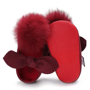 Chaussures de bébé fille pour premiers pas avec pompon de fourrure et semelle souple