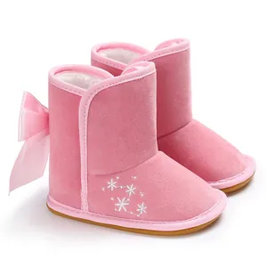 Detailansicht rosa Baby-Schneestiefel mit niedlicher Satinschleife und Schneeflocken-Stickerei