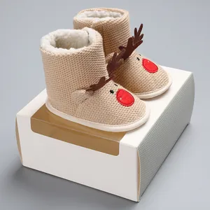Détail du motif renne sur des bottes de neige d'hiver en tricot pour bébé doublées polaire