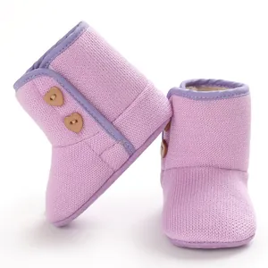 Comfortabele paarse gebreide baby winterlaarzen met schattige hartjesknopen en zachte voering