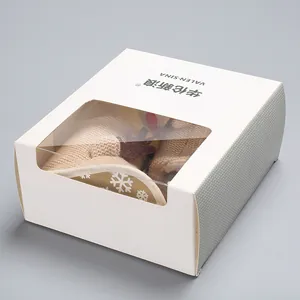 Bottines de Noël tricotées en renne pour bébé dans une boîte cadeau blanche à fenêtre