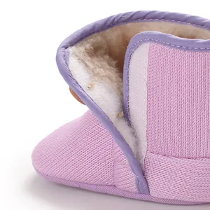 Detail van paarse baby wintersneeuwlaars met zachte fleecevoering en klittenbandsluiting
