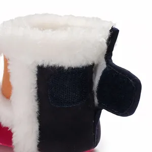 Detailopname van zachte imitatiebontvoering en klittenbandsluiting op baby-winterschoen.