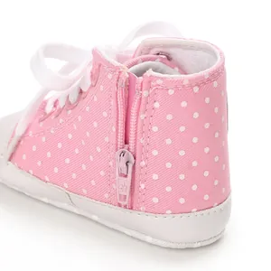 Detailansicht des seitlichen Reißverschlusses an rosa gepunkteten Baby-Stoffschuhen
