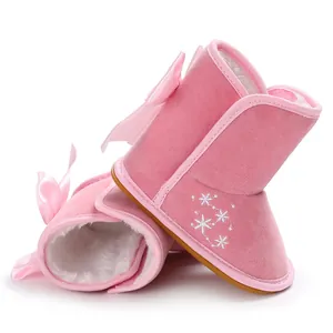 Detailansicht der rosa Baby-Schneestiefel mit weichem Fellfutter und Schneeflockenstickerei