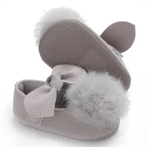 Chaussures bébé fille grises avec grand pompon en fourrure et nœud élégant