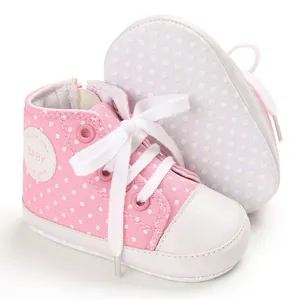 Detailansicht der rosa gepunkteten Baby-Leinenschuhe mit weißer weicher Antirutschsohle