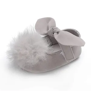 Chaussures de princesse grises pour bébé fille avec un grand pompon en fausse fourrure.