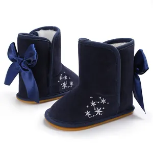 Detailansicht dunkelblauer Baby-Winterstiefel mit Satinschleife und Schneeflocken-Stickerei