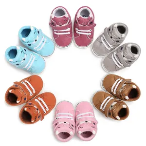 Collezione di graziose scarpe da neonato a forma di volpe colorate con suole morbide in cerchio