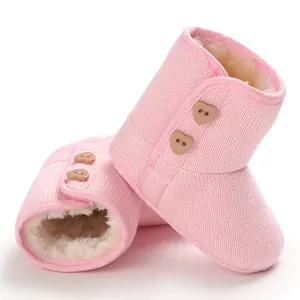 Roze baby sneeuwschoenen met zachte fleecevoering en decoratieve hartjesknopen
