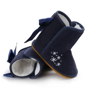 Detailansicht warmer Baby-Schneestiefel aus marineblauem Wildleder mit Stickerei