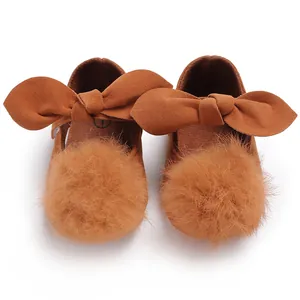 Détails des chaussures bébé fille marron avec grand nœud et pompon doux en peluche.