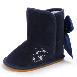 Detailansicht dunkelblauer Baby-Schneestiefel mit Schleife und Schneeflocken-Stickerei