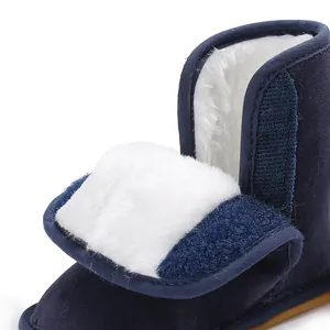 Detailansicht von Baby-Schneestiefeln mit weichem weißem Fleecefutter und Klettverschluss