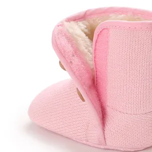 Gedetailleerde weergave van roze gebreide babywinterlaarzen met zacht imitatiebont