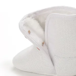 Detailopname van witte baby-wintersneeuwlaars met warme, zachte pluche voering