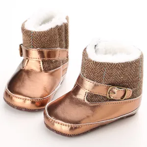 Nahaufnahme warmer Baby-Winterstiefel aus bronzefarbenem PU-Leder und Fischgrät-Wollstoff