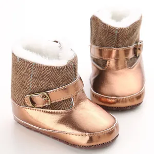 Detailansicht von Baby-Winterstiefeln aus roségoldenem PU und Tweed mit warmem Pelzfutter.