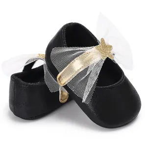 Detailansicht der schwarzen Baby-Prinzessin-Schuhe mit weißer Schleife und Stern