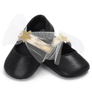 Elegante schwarze PU-Leder Baby Mädchen Mary Jane Schuhe mit weißer Tüllschleife und Goldstern.