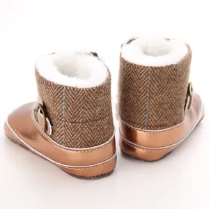 Detailansicht der Baby-Winterstiefel mit warmem Kunstfellfutter und weicher PU-Sohle