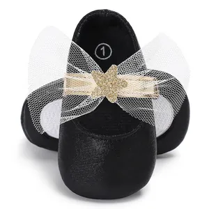 Detailansicht von Baby-Prinzessin-Schuhen mit Netzschleife und Glitzerstern.