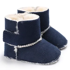 Vista detallada de las botas de invierno azul marino para bebé con forro de piel sintética.