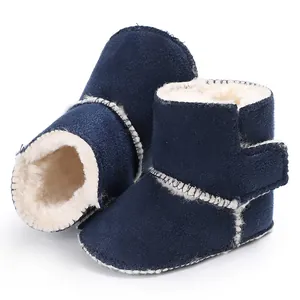 Detalle de botas de invierno para bebé azul marino con textura suave y forro cálido