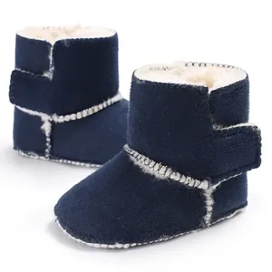 Primer plano de botas de invierno azul marino para bebé con forro de pelo sintético cálido