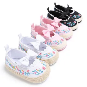 Geborduurde loopschoenen voor babymeisjes met strikken en zachte zolen