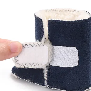 Detalle del cierre de velcro ajustable en botines de invierno de forro polar azul marino