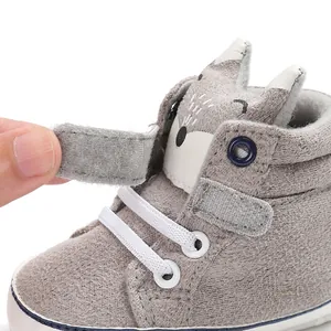 Dettaglio ravvicinato della chiusura in velcro regolabile sulla scarpa primi passi